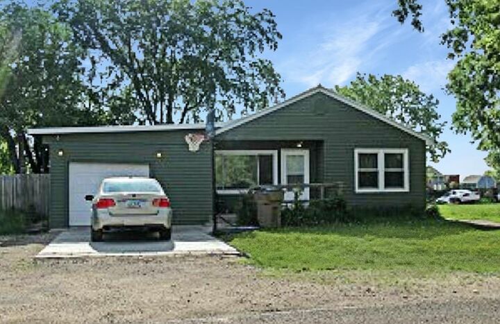 1005 43rd St SE  Minot ND 58701 photo