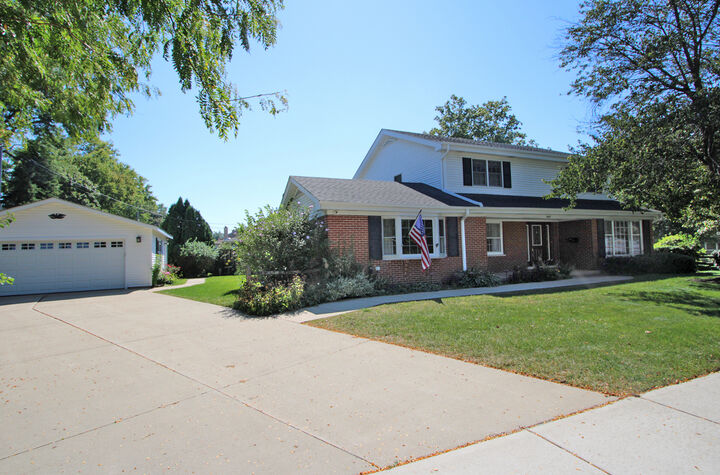Property Photo: 2405 E Miner Street IL 60004