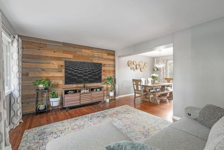 Property Photo: 216 S Edgewood Avenue IL 60148