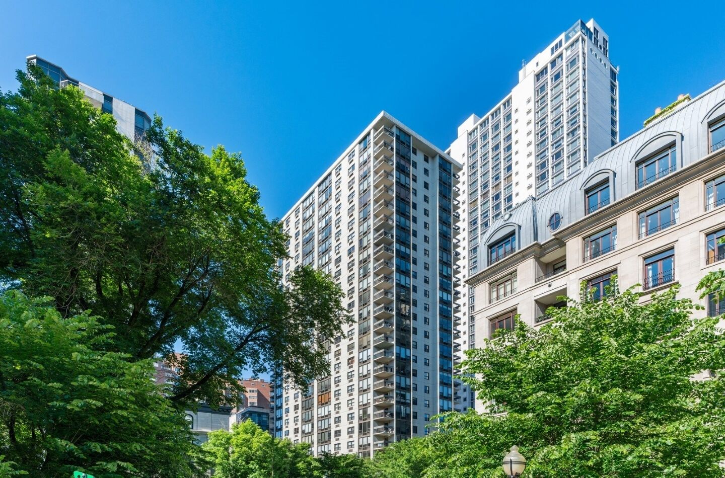 Property Photo:  1313 N Ritchie Court 2401  IL 60610 