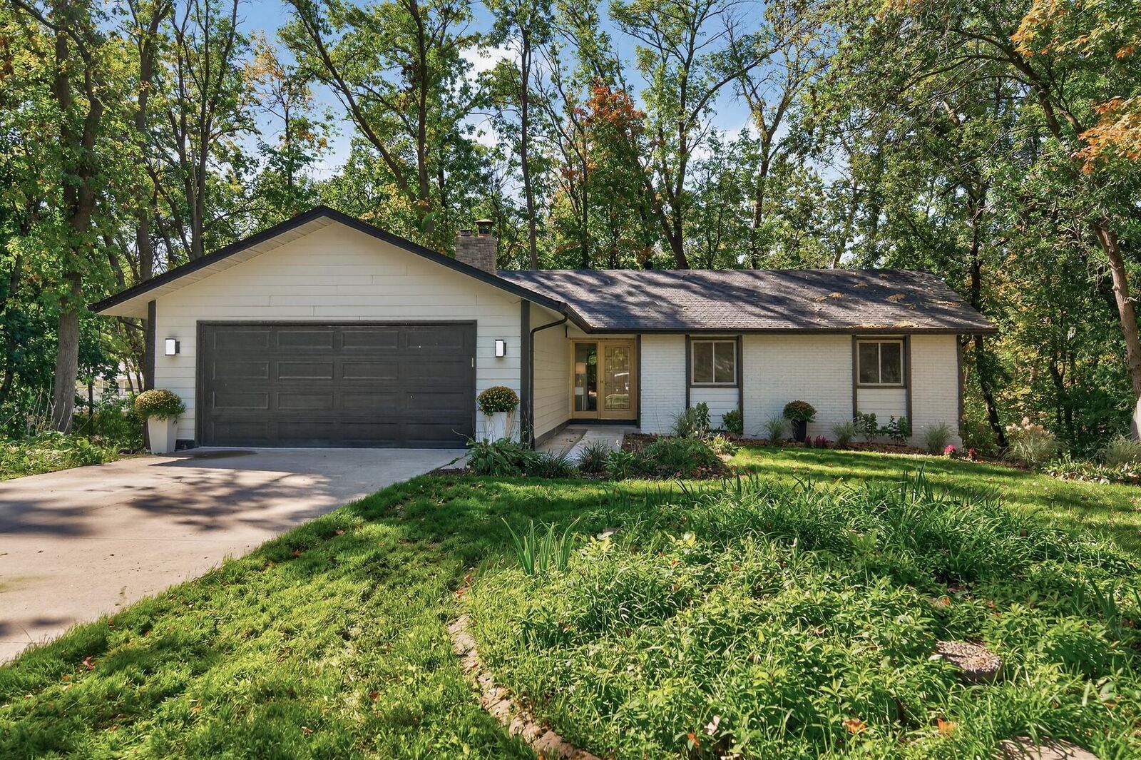 Property Photo:  3225 Wellington Lane N  MN 55441