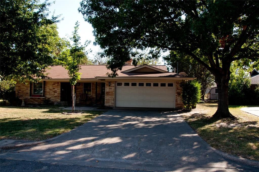Property Photo:  2509 Burnett Drive  TX 75402