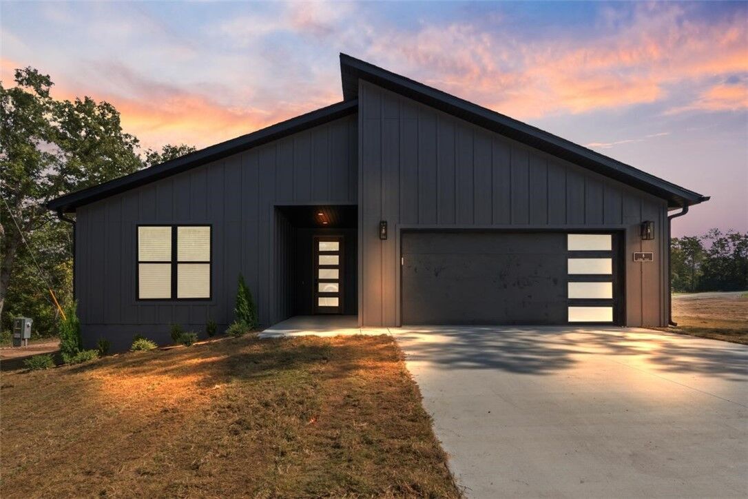 Property Photo: 8 Handa Place AR 72715