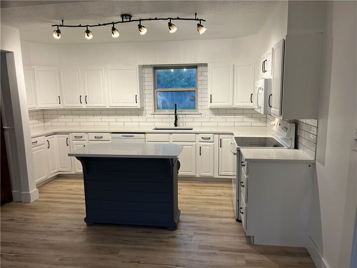 Property Photo: 2300 Sycamore Place AR 72762