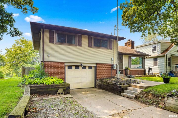 Property Photo:  108 Cummings Court  IL 61610 