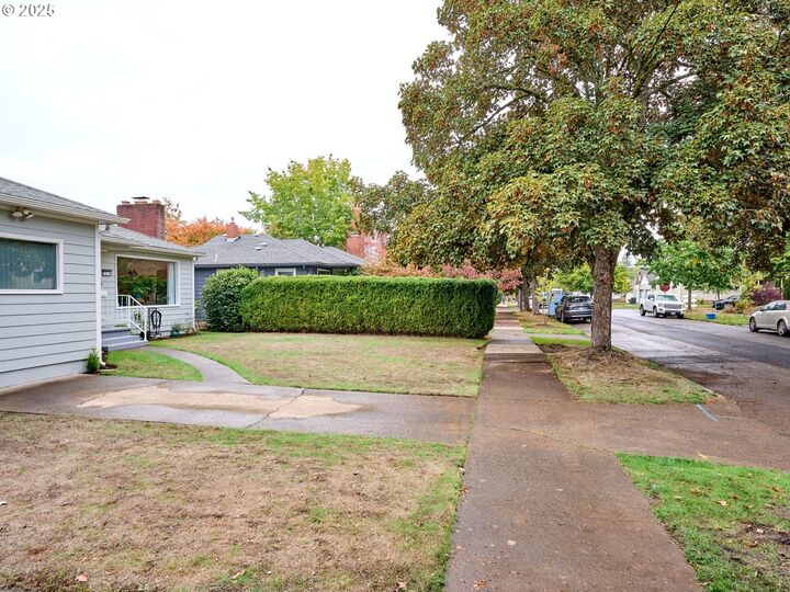 Property Photo:  2075 Laurel Ave NE  OR 97301 
