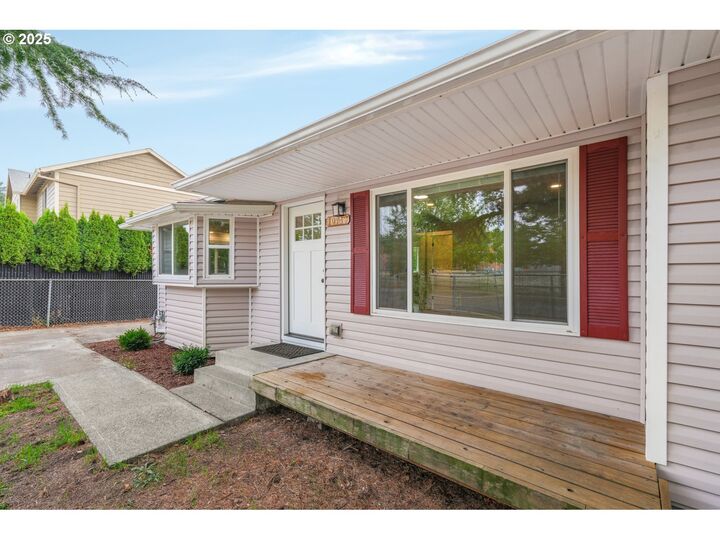 Property Photo: 10740 SE Francis St OR 97266