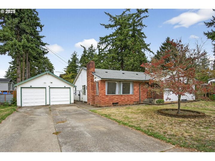 Property Photo:  12649 SE Kelly St  OR 97236 