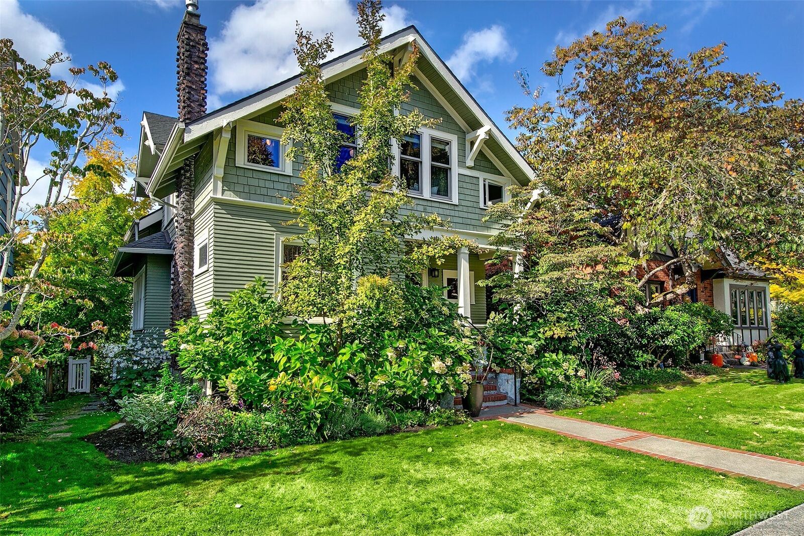 Property Photo:  3879  44th Avenue NE  WA 98105 