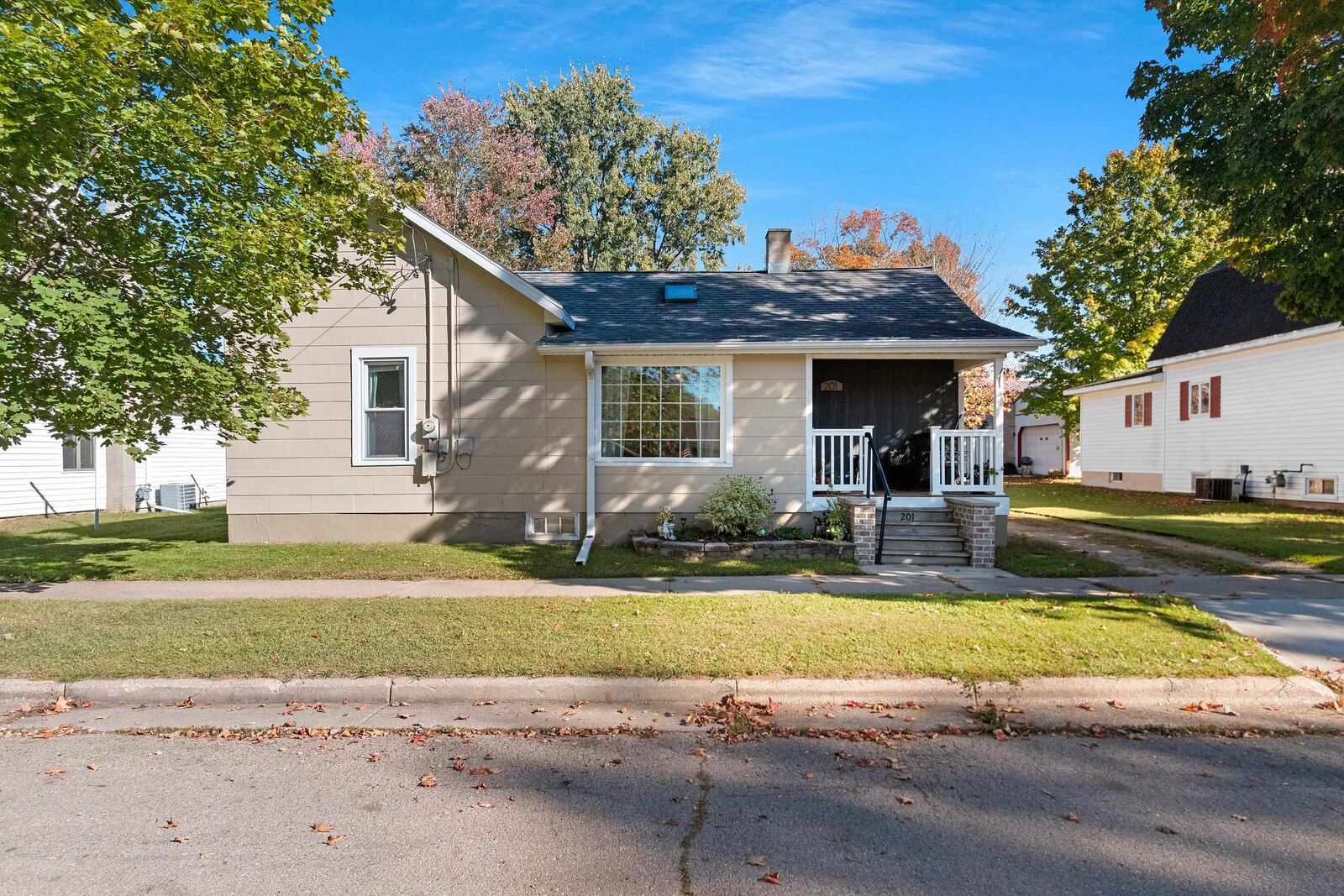 Property Photo: 201 Modoc Street WI 54929-1634