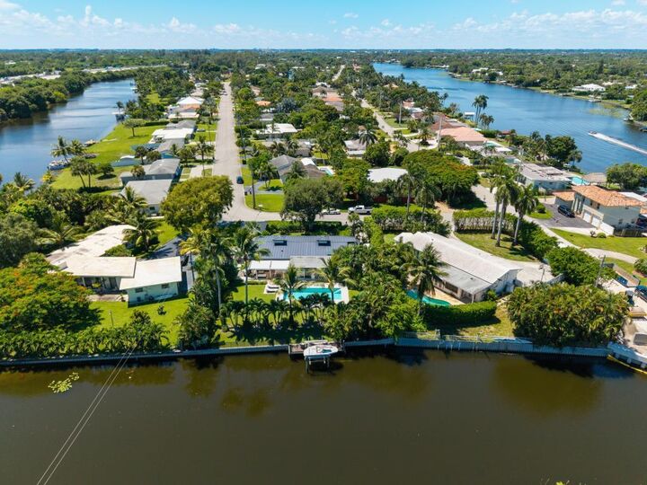 Property Photo: 6904 Venetian Way FL 33406