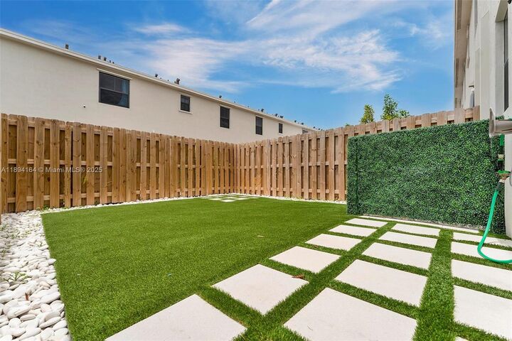 Property Photo: 450 NE 13th St FL 33034