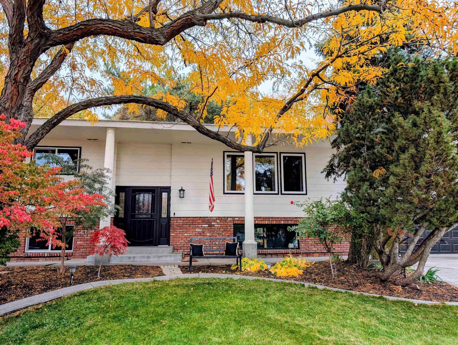 Property Photo:  1513 S Reed Ct  WA 99338 