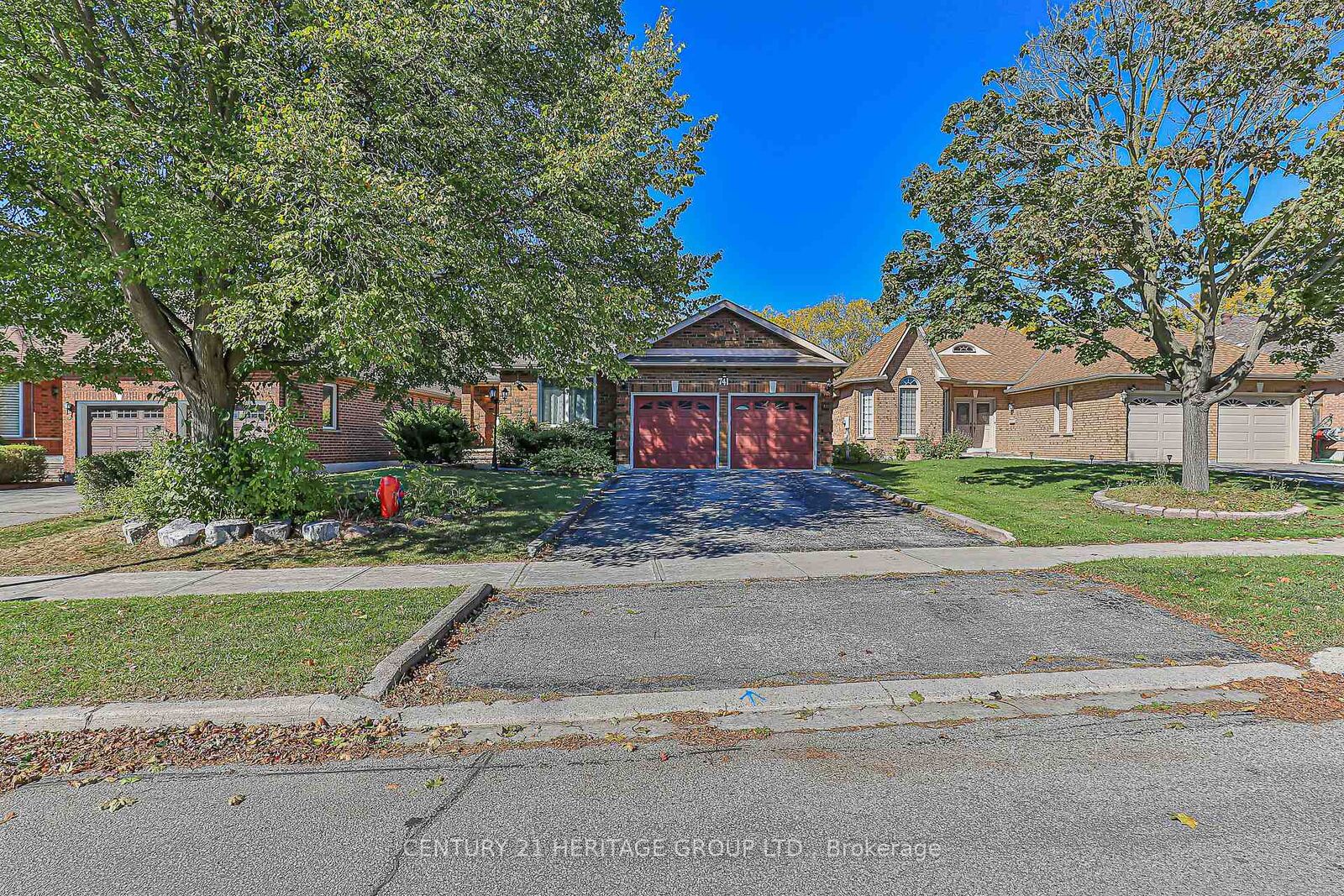 Property Photo: 741 College Manor Drive ON L3Y 8G5