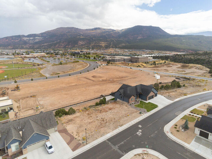 Property Photo:  933 S Cliffs Dr 38  UT 84720 