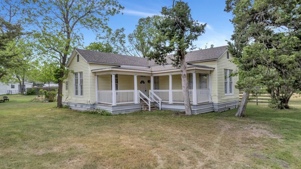 Property Photo: 401 Shaw Street TX 76574