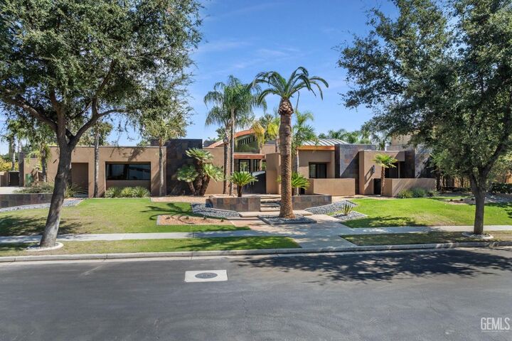 Property Photo: 2406 Windermere Street CA 93311