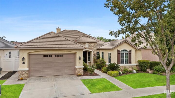 Property Photo: 307 Coachman Way CA 93312