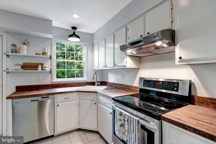 Property Photo: 3302 Webley Court VA 22003