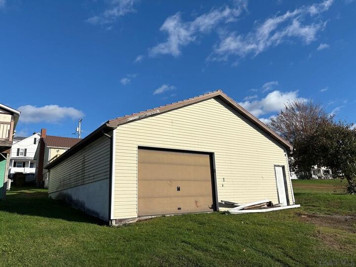 Property Photo:  810 Grant Street  PA 15946
