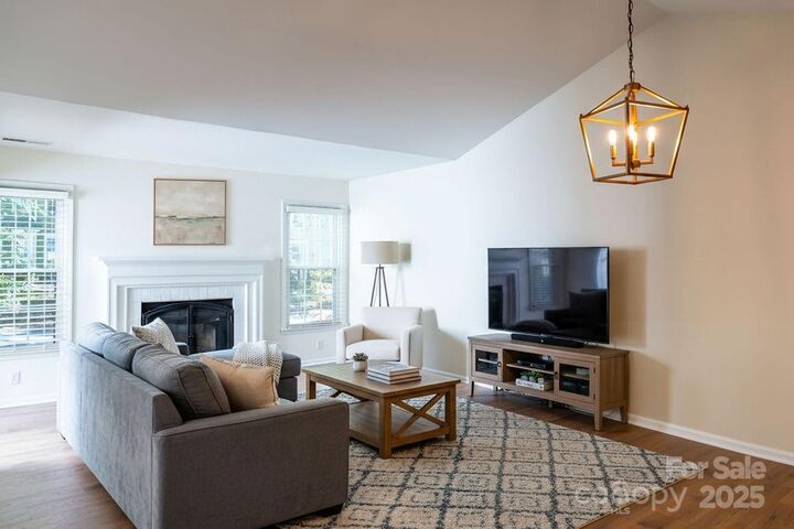 Property Photo: 3304 Selwyn Farms Lane 6 NC 28209