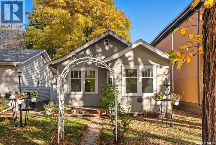 Property Photo: 912 5th Avenue N SK S7K 2S1