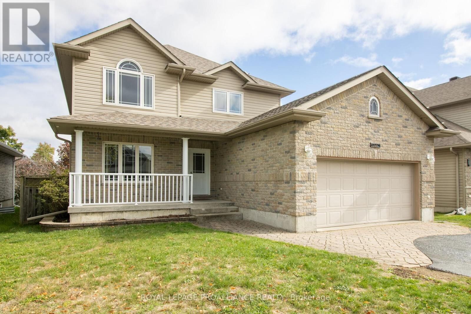 Property Photo: 1009 Crestwood Drive ON K6V 7N1