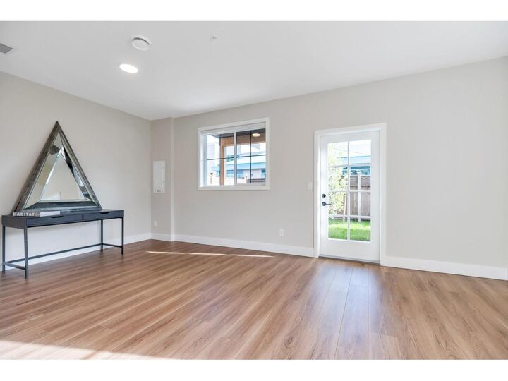 Photo de la propriété: 6590 Fern Street 8 BC V2R 2Z7