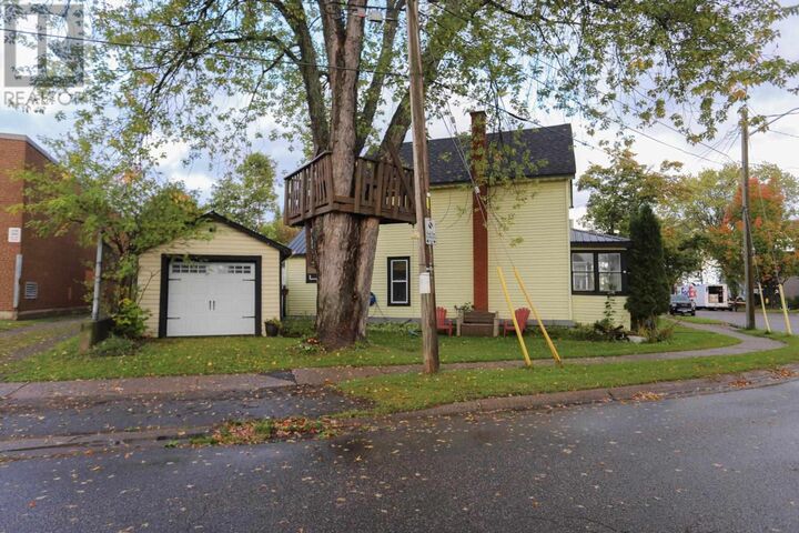 Photo de la propriété: 416 Northland Rd ON P6C 3N6