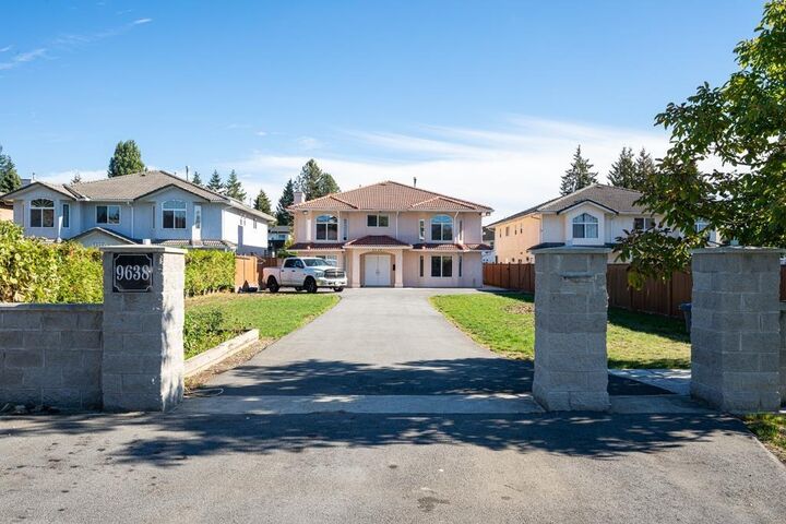 Photo de la propriété:  9638 131 Street  BC V3T 3P3 