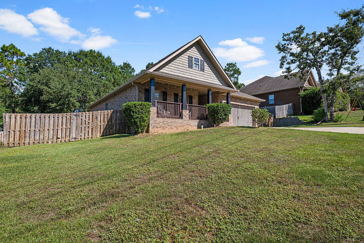 Property Photo: 641 Red Fern Road FL 32536