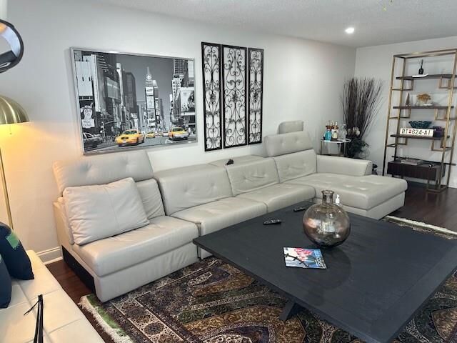 Property Photo: 917 NE 16th Ave 13 FL 33304