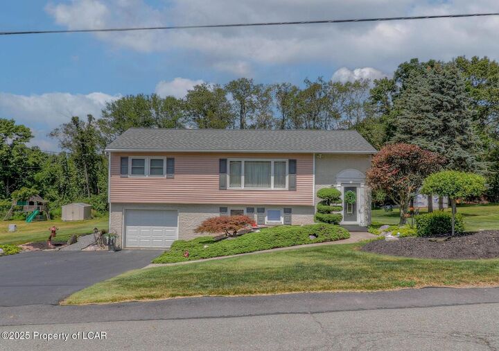 Property Photo:  39 Red Maple Avenue  PA 18707