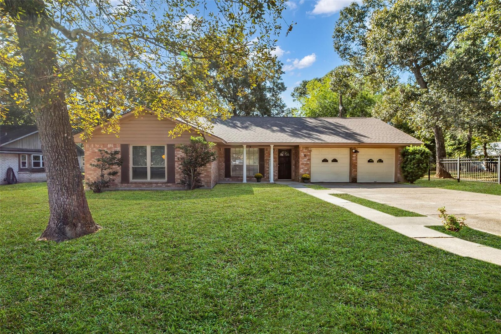 Property Photo:  6 Artesian Forest Drive  TX 77304 
