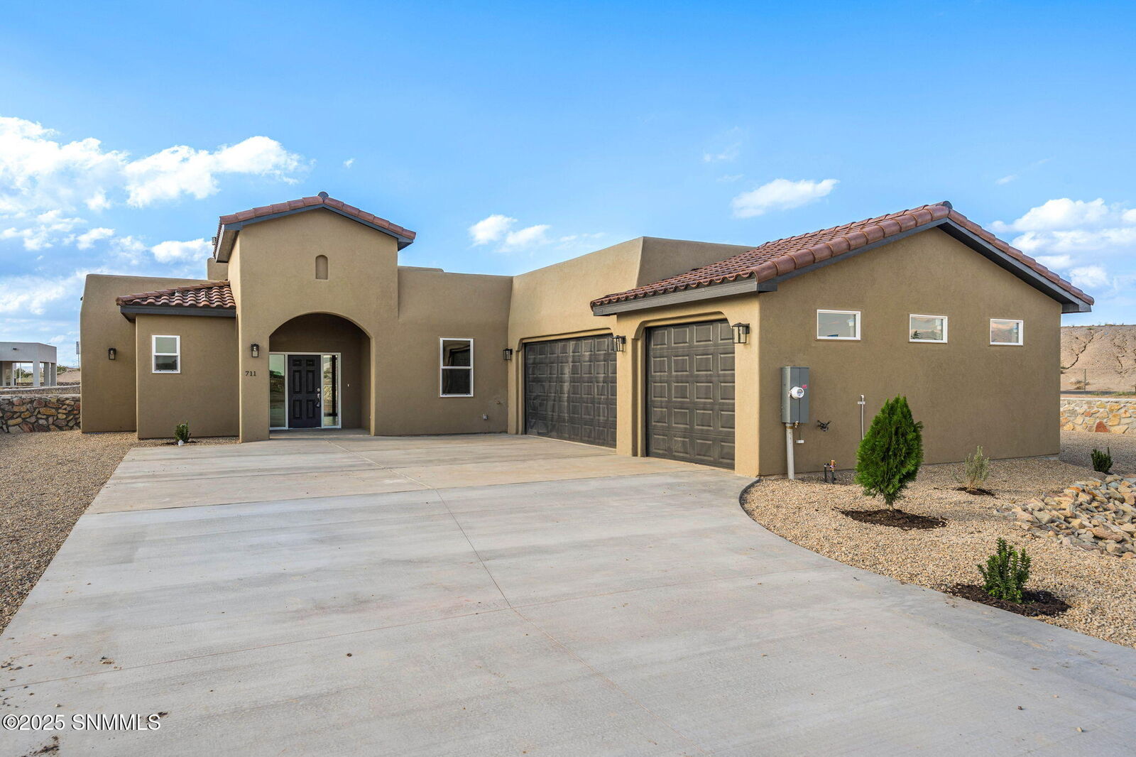 Property Photo: 711 Hendee Place NM 88005