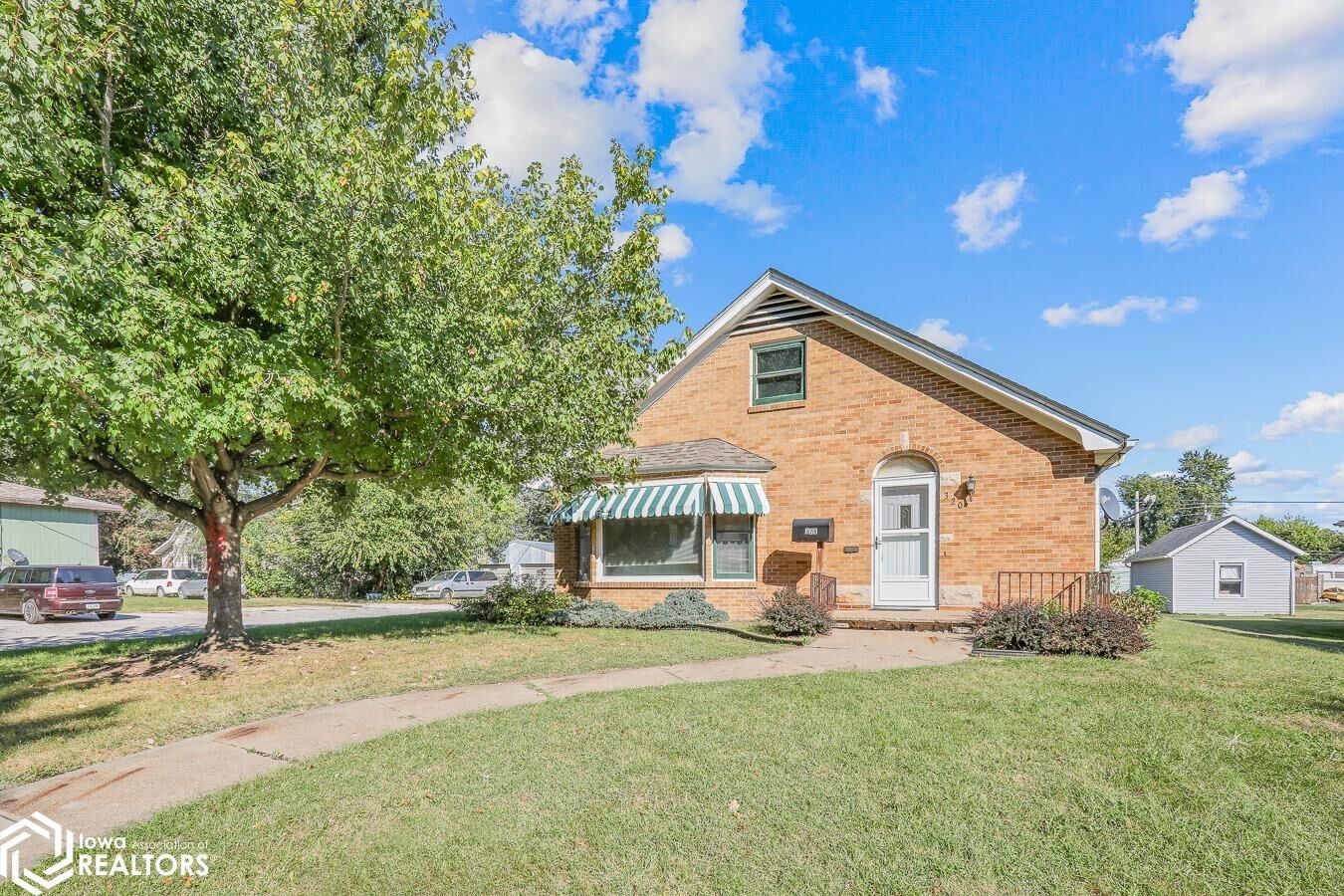Property Photo: 320 S 2nd Street IA 52531