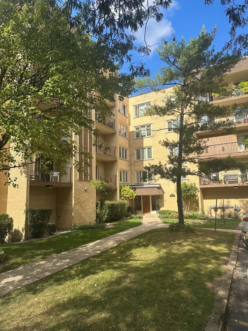Property Photo: 6460 W Belle Plaine Avenue 407 IL 60634