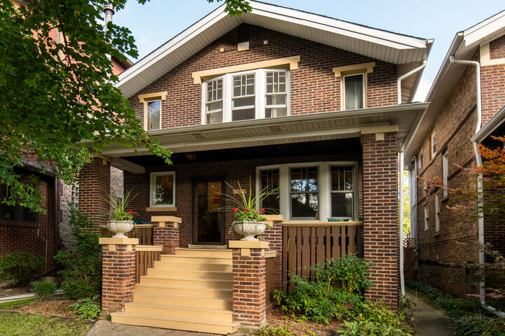 4529 N Mozart Street  Chicago IL 60625 photo
