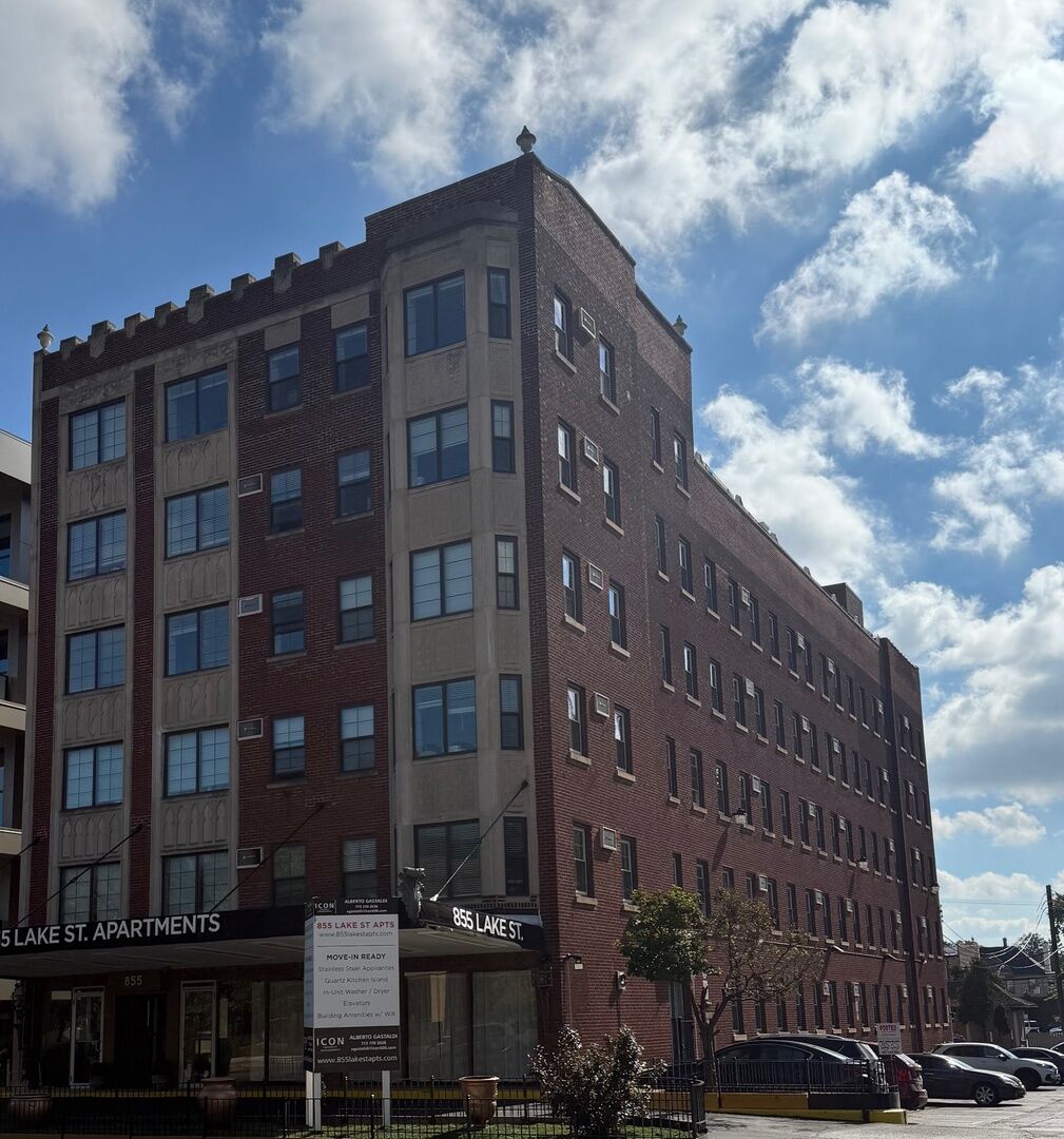 Property Photo: 855 Lake Street 400 IL 60301