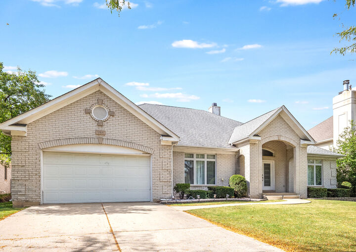 Property Photo: 986 W Stonehedge Drive IL 60101