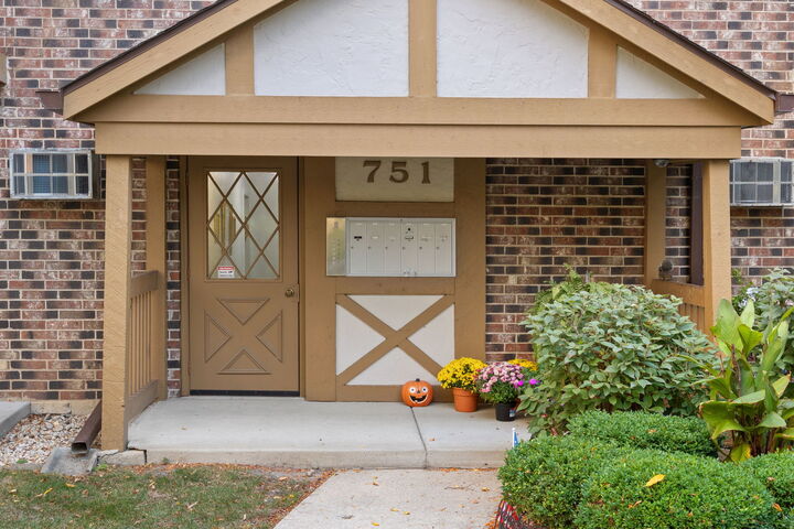 Property Photo:  751 S Dwyer Avenue F  IL 60005 