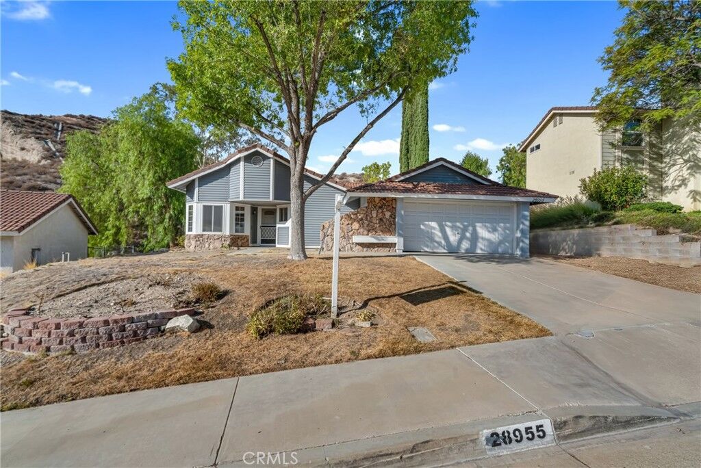 Property Photo: 28955 Lillyglen Dr CA 91387