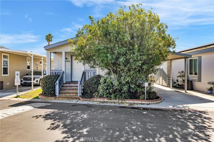 Property Photo: 80 Huntington 424 CA 92648