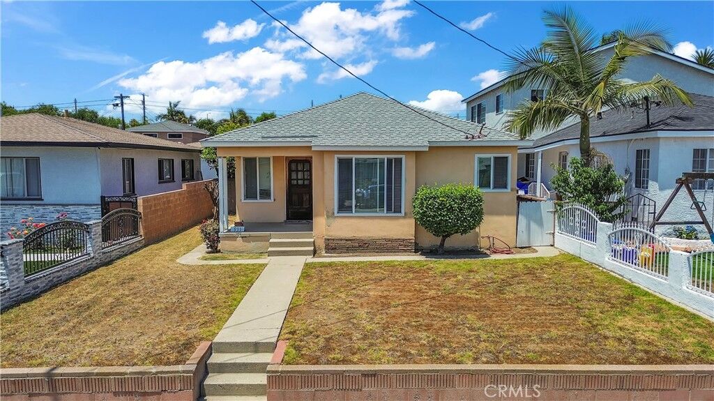 Property Photo:  911 Hawaiian  CA 90744 
