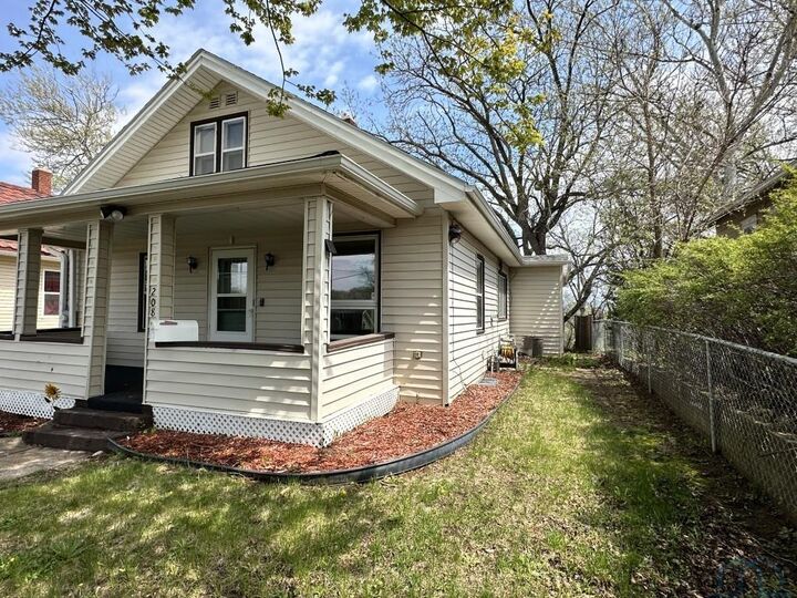 Property Photo: 208 S Leonard St IA 51103