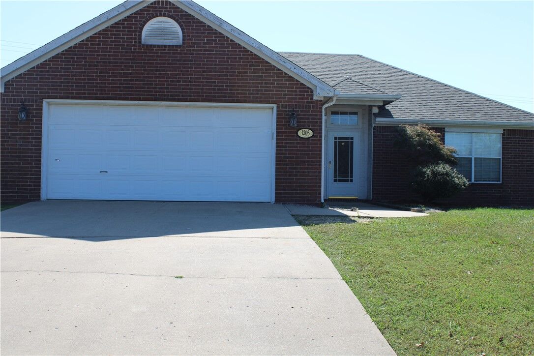 Property Photo: 1306 E Kara Lane AR 72758