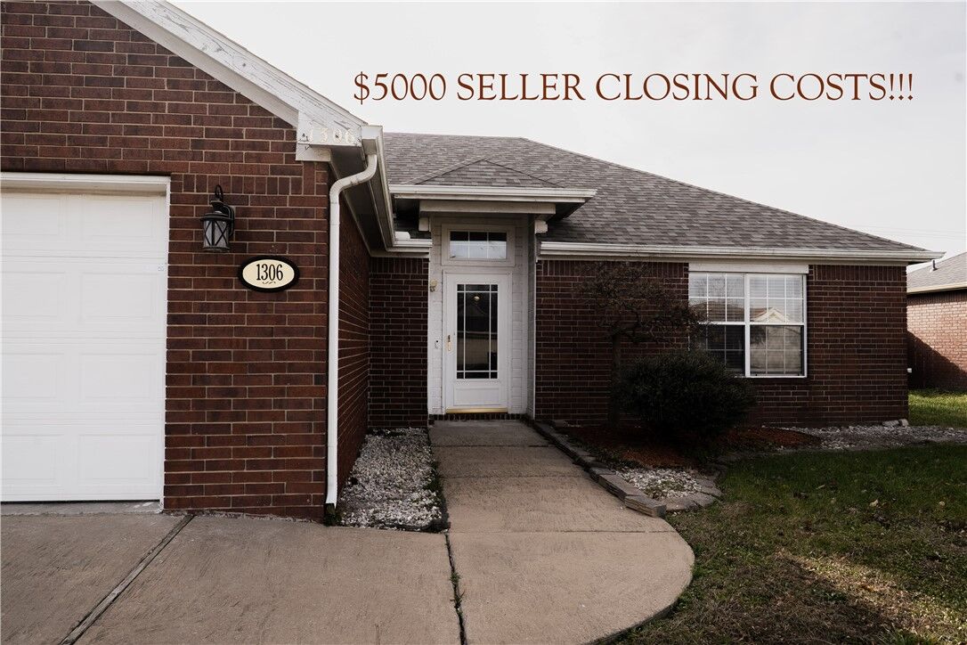 Property Photo: 1306 E Kara Lane AR 72758