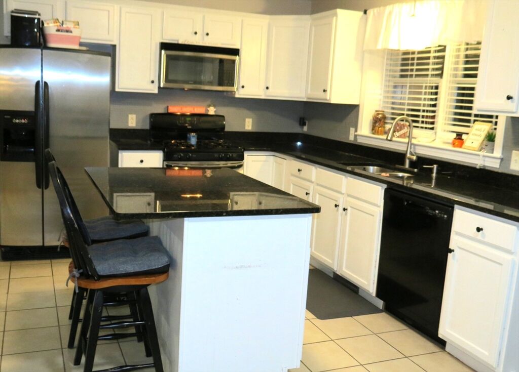 Property Photo:  1975 Middlesex St 2  MA 01851 