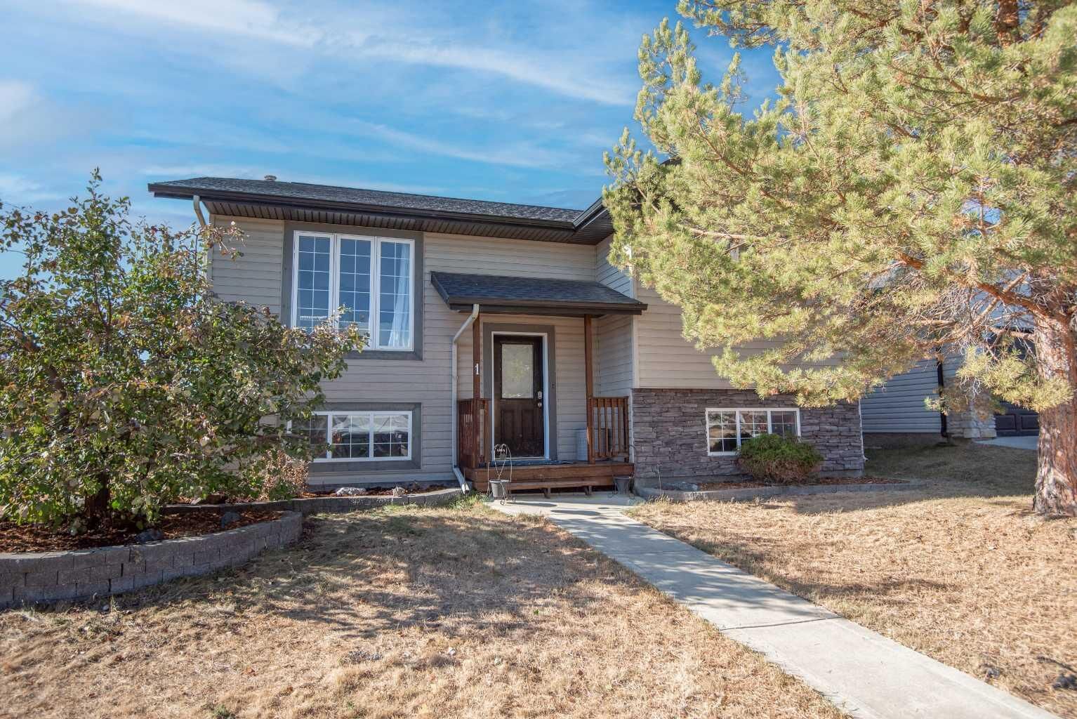 Property Photo: 1 Pine Crescent AB T4M 0E3