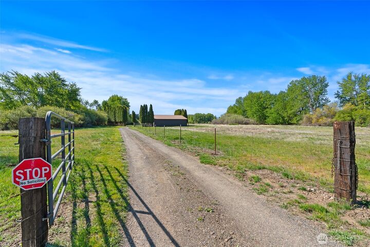 Property Photo: 1710 Rader Road WA 98926